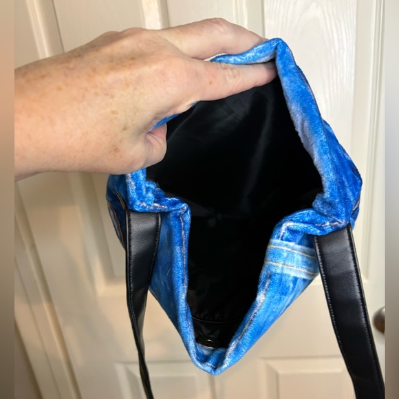 Chic Black Cat Crossbody Bag - Picture 3 of 3